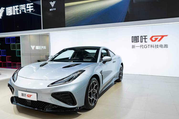 成都97哪吒汽车在智能汽车领域的表现，领途汽车在新能源汽车市场中的影响力